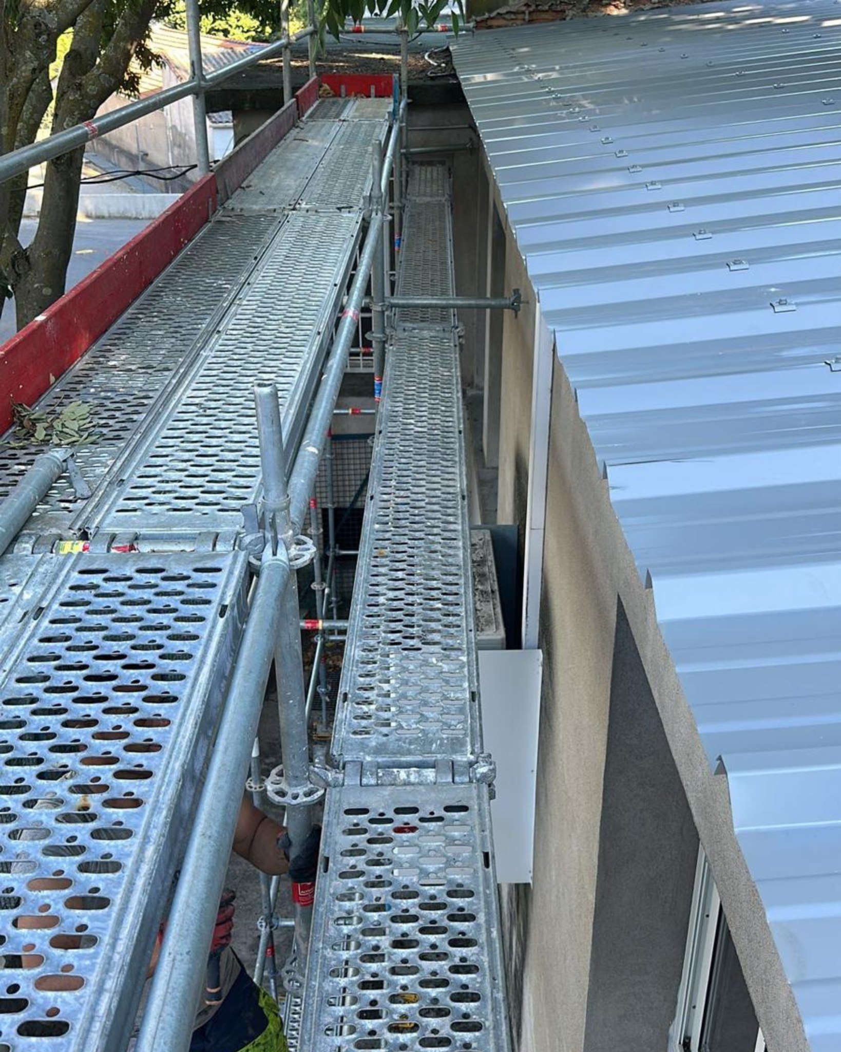 Installation d’échafaudage ALTI PRO sur une maison en Occitanie