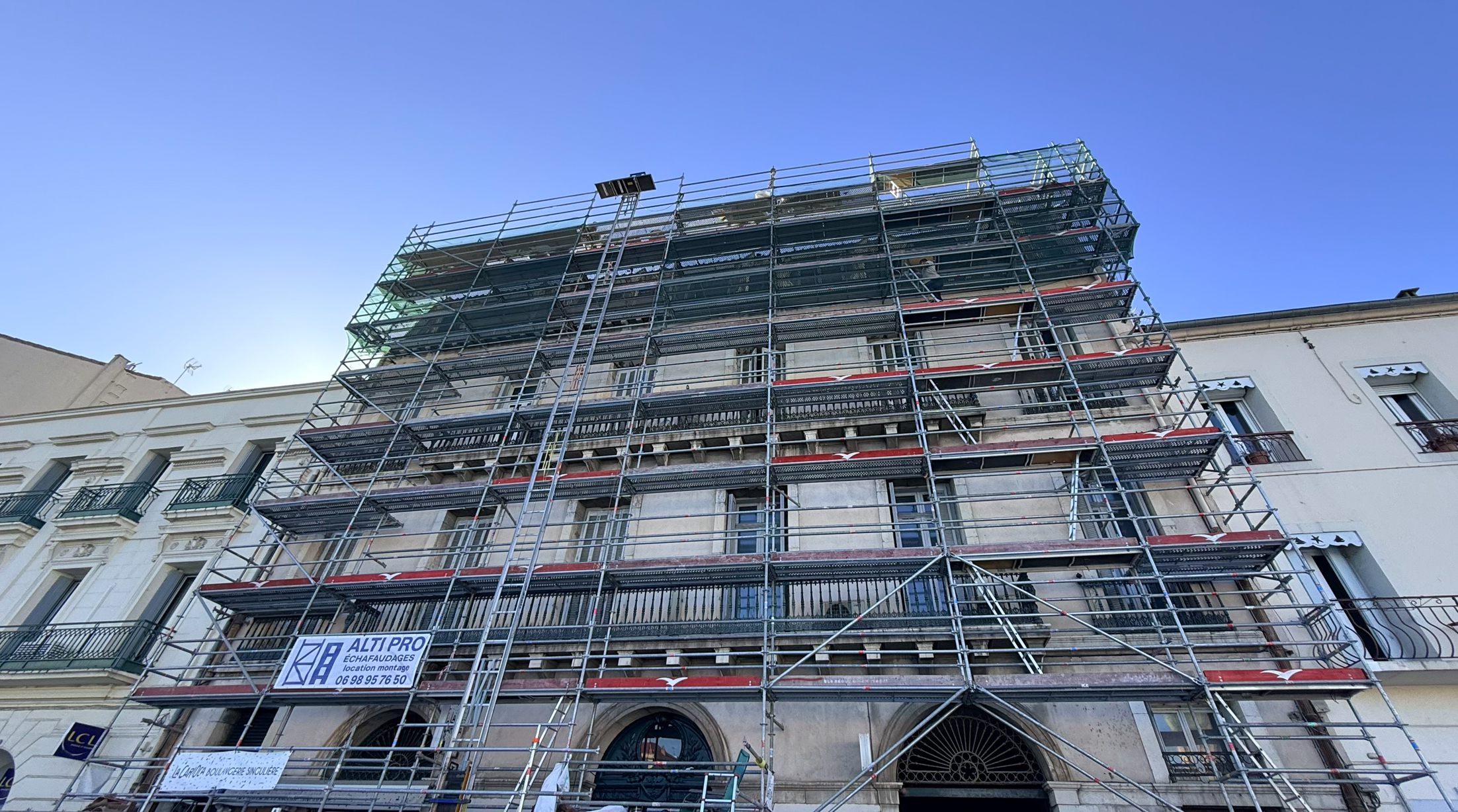 Échafaudage sur terrain en pente